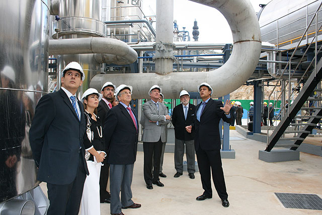 En la imagen, el jefe del Ejecutivo murciano junto al presidente del Grupo Fuertes, Tomás Fuertes; el consejero delegado de la empresa, José Fuertes; la consejera delegada, Juana Fuertes, y el director general de la fábrica, Luis Miguel Melgar