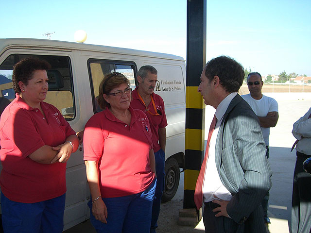 El director general del Servicio Regional de Empleo y Formación (SEF), Ginés Martínez, clausuró el taller de empleo 'Torre Nazaret' de la Fundación Tienda Asilo, en Cartagena. En las imágenes Ginés Martínez junto con algunos de los alumnos participantes en el Taller de Empleo