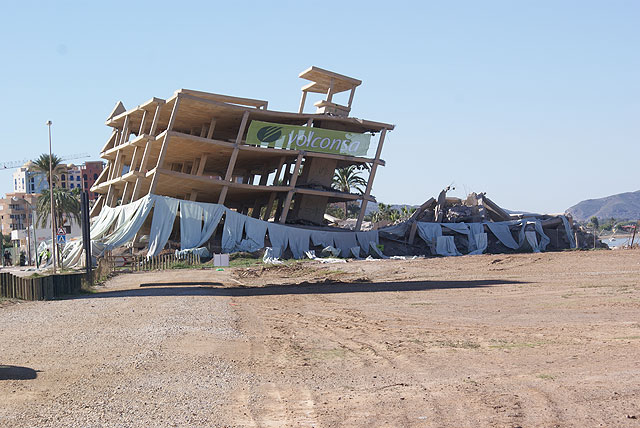 En primer término, a la izquierda, el edificio objeto de la actuación en Playa Honda (Cartagena)