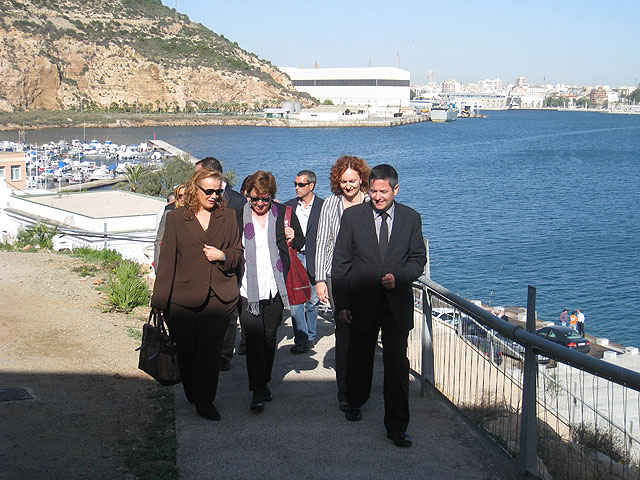 La directora general de Turismo, Marina García; la alcaldesa de Cartagena, Pilar Barreiro; la gerente del Consorcio Turístico Cartagena Puerto de Culturas, Agustina Martínez, y el director general de Bellas Artes y Bienes Culturales, Enrique Ujaldón, durante la visita al Fuerte de Navidad de Cartagena