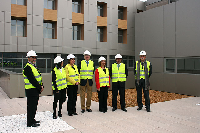El presidente de la Comunidad, Ramón Luis Valcárcel, acompañado por la consejera de Sanidad, María Ángeles Palacios, la alcaldesa de Cartagena, Pilar Barreiro, la alcaldesa de Fuente Álamo, María Antonia Conesa, y el alcalde de Mazarrón, Francisco Blaya, visitaron hoy las obras del Nuevo Hospital de Cartagena