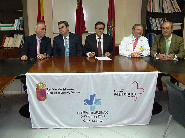 El director de la Fundación para la Formación e Investigación Sanitarias de la Región de Murcia (FFIS), Juan Pedro Serna , el gerente del Servicio Murciano de Salud, Manuel García Sandoval, Director de la Unidad de Negocio de Shering-Plough, Francisco Javier Donadeo, el gerente del Hospital Universitario Santa Maria del Rosell, Manuel Ángel Moreno, y el jefe de Anestesiología del Rosell, José Antonio Álvarez