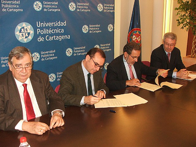 En la foto, de izquierda a derecha, el decano del Colegio de Ingenieros de Minas de Levante, Juan Manuel Manrubia; el rector Félix Faura; el vicedecano del Consejo Superior de Colegios de Ingenieros de Minas José Carrasco y el vicerrector José Antonio Cascales.