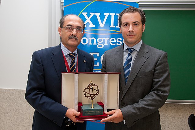  Isidoro Guzmán, a la izquierda, junto a José Luis Montoya, al recoger el premio.