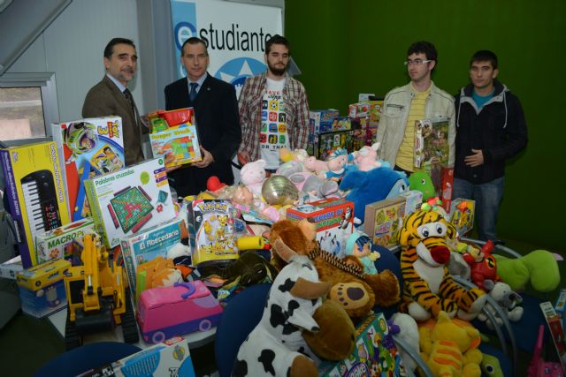 El concejal Antonio Calderón, el vicerrector Francisco Martínez e Ignacio Cifuentes, del Consejo de Estudiantes