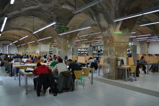 Biblioteca del Campus Muralla del Mar,  que sí abrirá, en horario de mañana y de lunes a viernes, durante las vacaciones