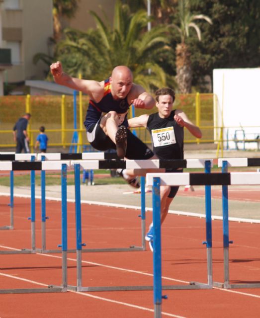 Un bombero cartagenero aspira a participar en el Nacional de 60 metros vallas