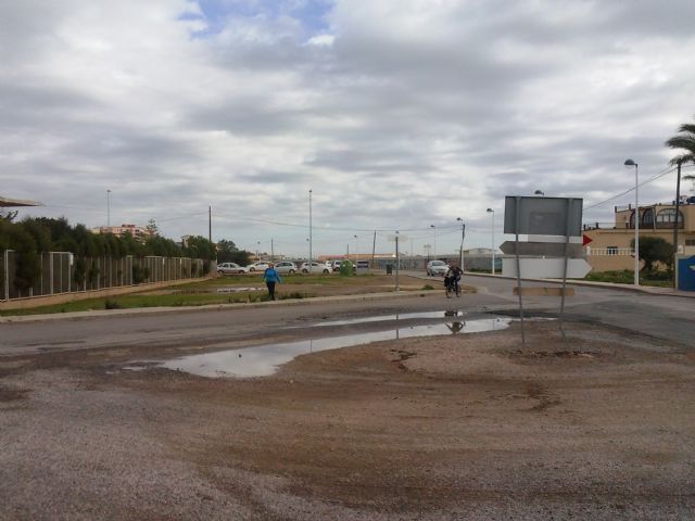 El PSOE denuncia las graves deficiencias en calles y aceras que presenta la zona escolar de La Manga
