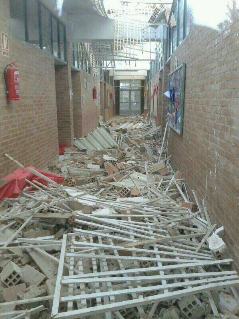 El viento arranca la cubierta del módulo de infantil de un colegio en Los Barreros