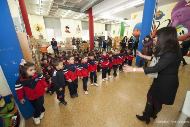 Violeta Monreal, la piraña y el sapo se encuentran con los pequeños cartageneros