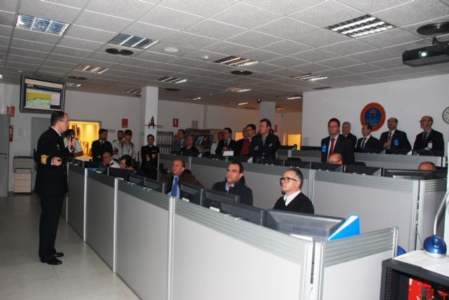 El Equipo Rectoral y directores de centros y departamentos de la UPCT visitan el Centro de Operaciones y Vigilancia de Acción Marítima
