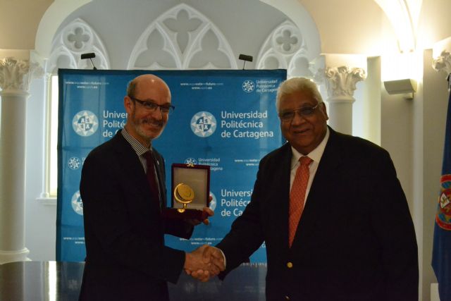 La Universidad de El Cairo entrega una medalla al rector de la UPCT