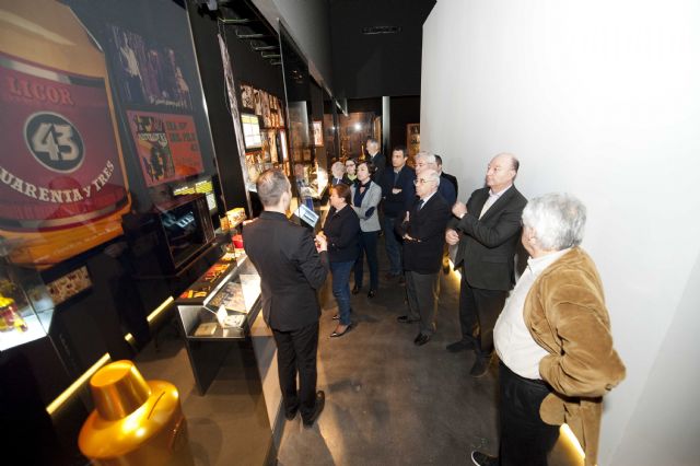 La Comisión de Industria visita las instalaciones del Grupo Diego Zamora (Licor 43)