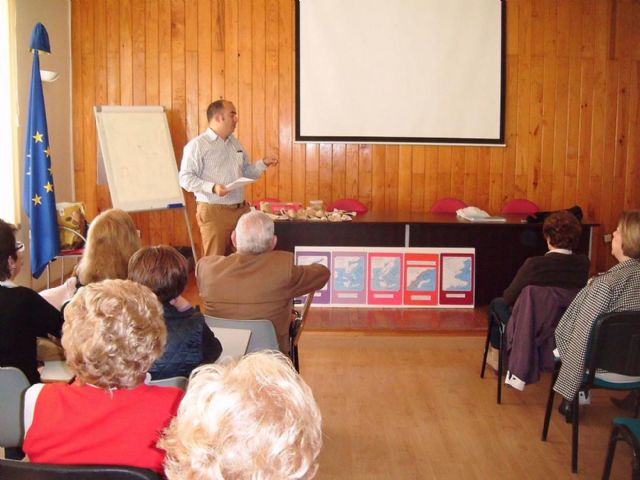 Los mayores recorren Cartagena a ras del suelo
