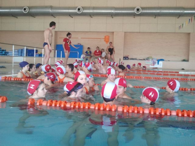 Margarita Domínguez y Pedro Fontcuberta acercan la natación a los alumnos del Miralmonte