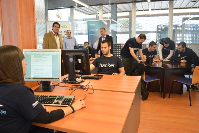 Los becarios de las cátedras de Telefónica y Odilo en la UPCT comienzan a desarrollar ideas innovadoras