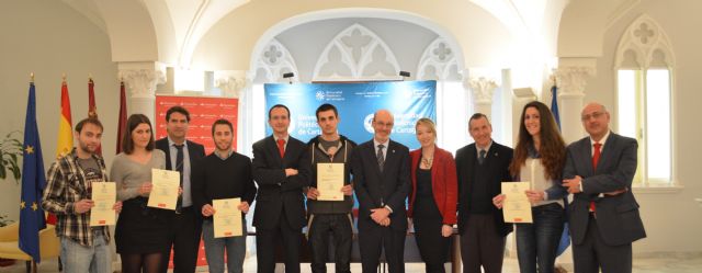 Santander entrega las credenciales a sus becarios de la UPCT