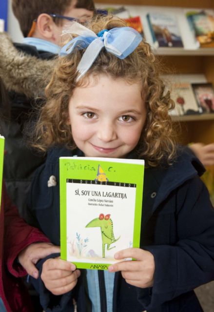 Concha López y su lagartija recorren las bibliotecas de Cartagena