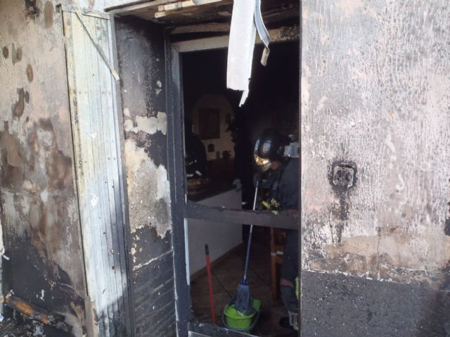 Bomberos de Cartagena evitan que el fuego arrase una casa en El Albujón