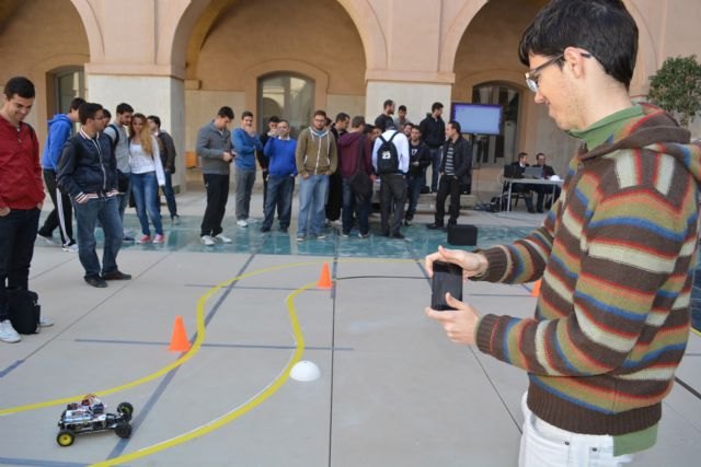 Dos estudiantes de Bachillerato triunfan en Industriales con su coche teledirigido con el móvil