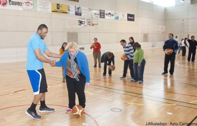 Los alumnos de APICES juegan al baloncesto con sus ídolos