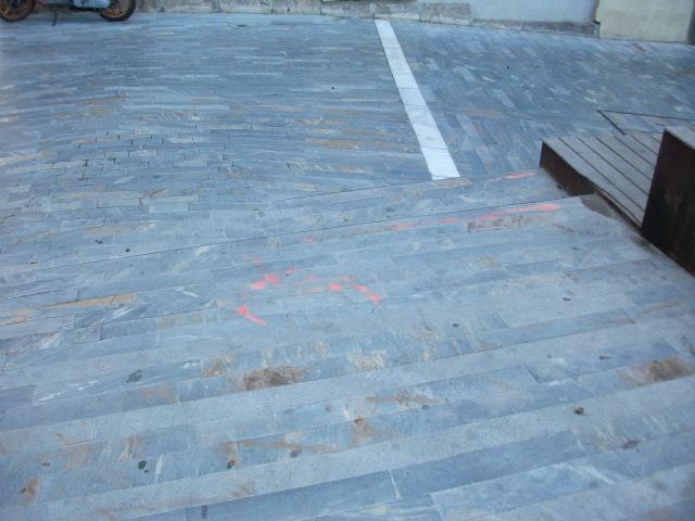 MC denuncia peldaños de difícil visibilidad junto al centro de salud del casco antiguo y en el bulevar José Hierro