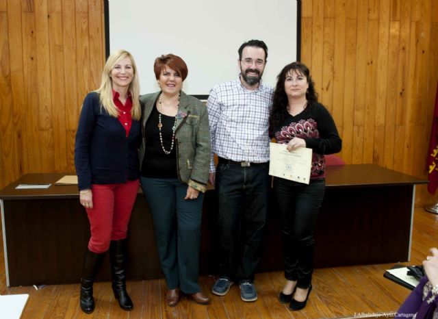Una veintena de mujeres presumen ya de su diploma de Informática