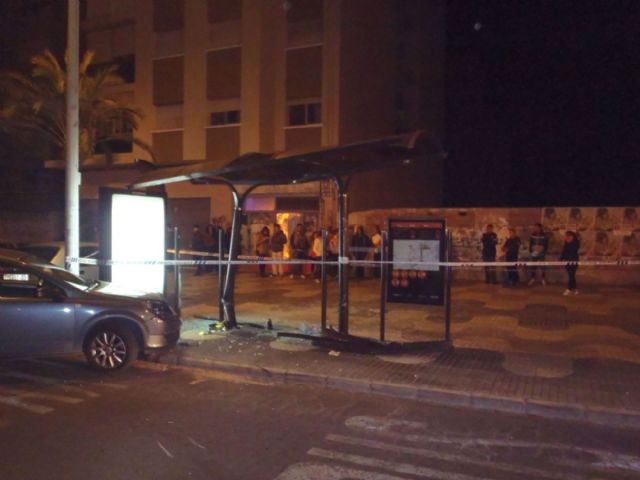 Un turismo arrolla a dos jóvenes que esperaban en una parada de autobús