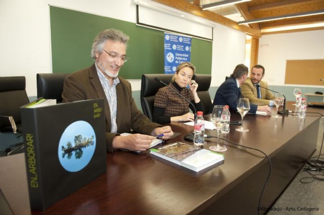 El árbol protagoniza una muestra de concienciación que llega a Cartagena