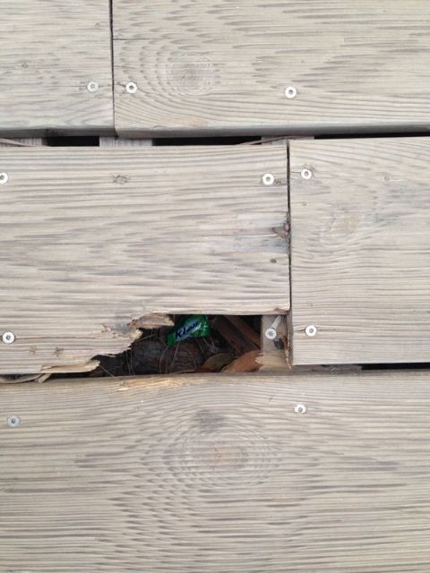 MC constata deficiencias en el pavimento de madera exterior del auditorio conforme predijo que se producirían