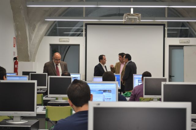 La multinacional Indra entrevista a diez estudiantes de la UPCT para elegir a dos becarios