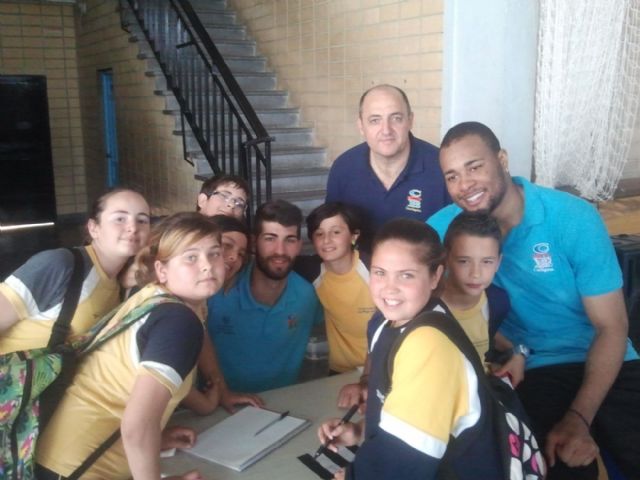 Los pequeños de Hispania conocen a sus ídolos del baloncesto