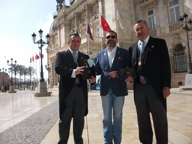 José López (MC) hace el donativo al Hospital de Caridad a través de la tradicional capacha