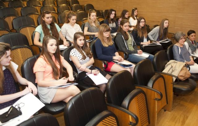 Un grupo de estudiantes inglesas llega a Cartagena para aprender español
