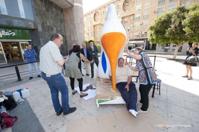 APICES cubre de luz el zapato gigante en blanco de Shoepping