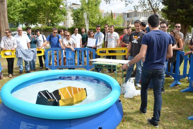 Un barco de papel capaz de cargar 18 kilos gana un concurso en las fiestas del campus de Alfonso XIII