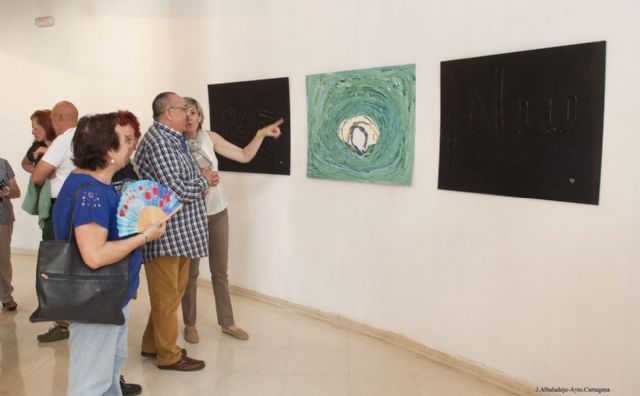 Los funcionarios honran a su patrona con una variada exposición