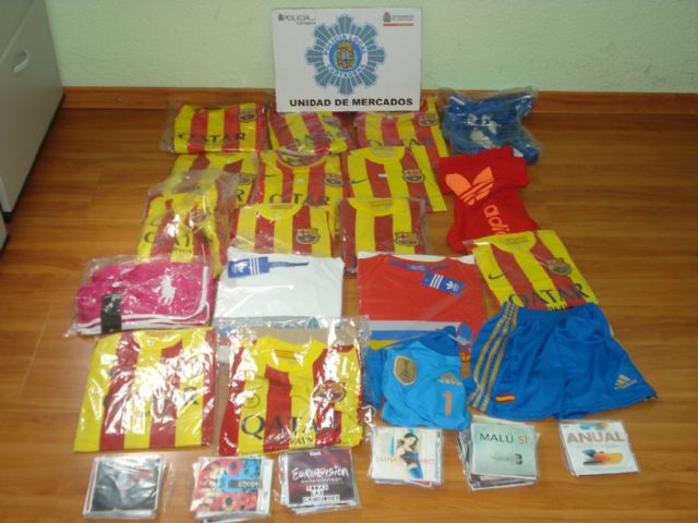 La Policía Local decomisa 76 productos falsificados