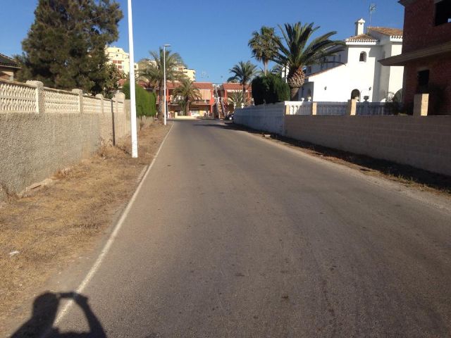 MC denuncia que no hay aceras en una zona de La Manga catalogada como 'residencial consolidada'
