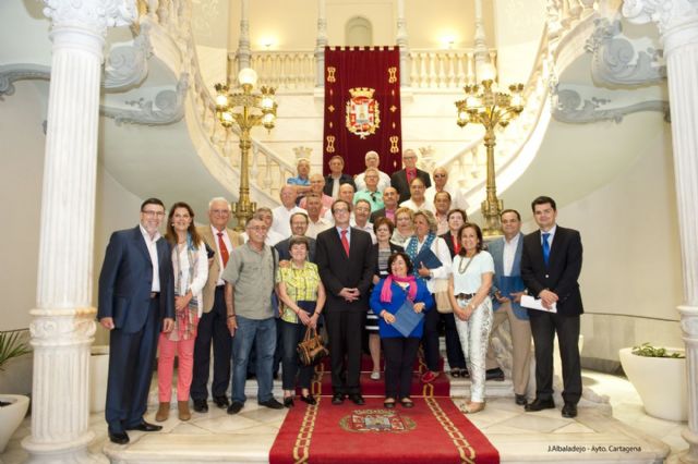 Entregadas las placas de reconocimiento a los jubilados durante este año