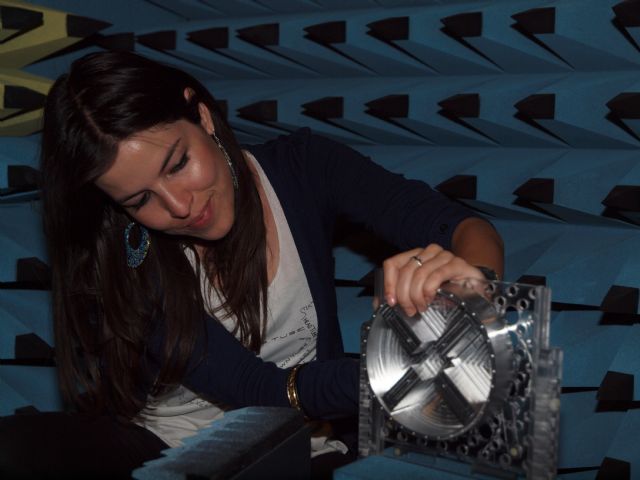 Galardonada una exalumna de la UPCT por su tesis sobre antenas