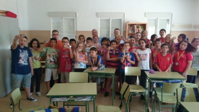 Los escolares del Feliciano Sánchez aprenden dominó