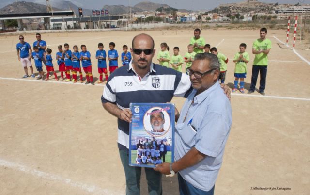 Los pequeños del C.D. Santiago homenajearon a su entrenador El Liebre