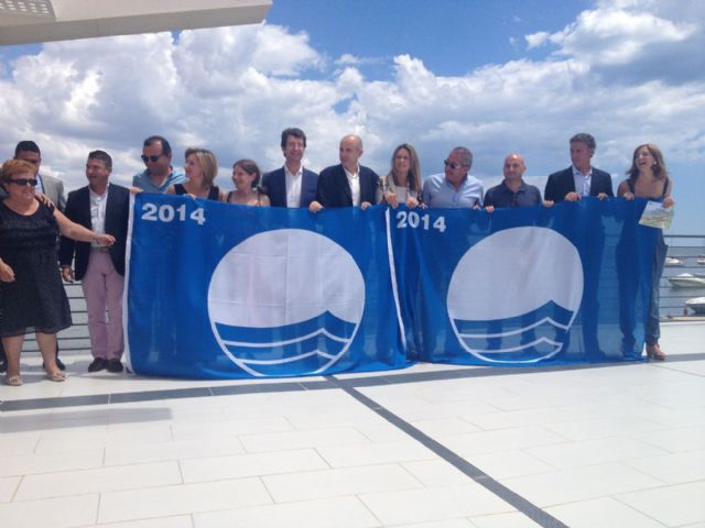 Cartagena recoge sus diez banderas azules en Santiago de la Ribera