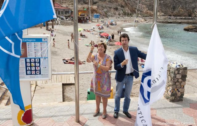 Cala Cortina luce ya sus distintivos de calidad turística