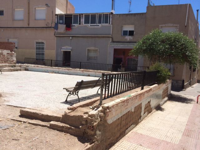 IU-verdes denuncia el lamentable estado de abandono de una plaza pública en Santa Lucía