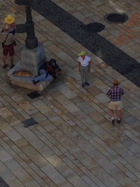 MC descubre a turistas haciéndose fotos con un indigente dormido en la plaza del Ayuntamiento