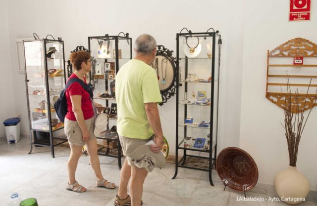 Demostraciones en vivo de artesanía para los cruceristas