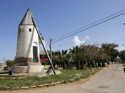 'El ayuntamiento condena a la urbanización Virgen de la Caridad de los Urrutias a la oscuridad'