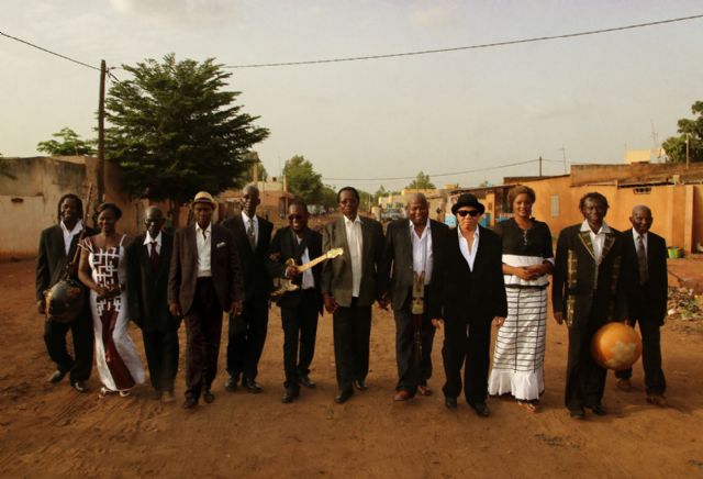 Salif Keita, Amadaou Bagayoko y Cheik Tidiane Seck homenajean en Cartagena a Les Ambassadeurs